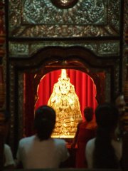 06-The holy buddha in the temple